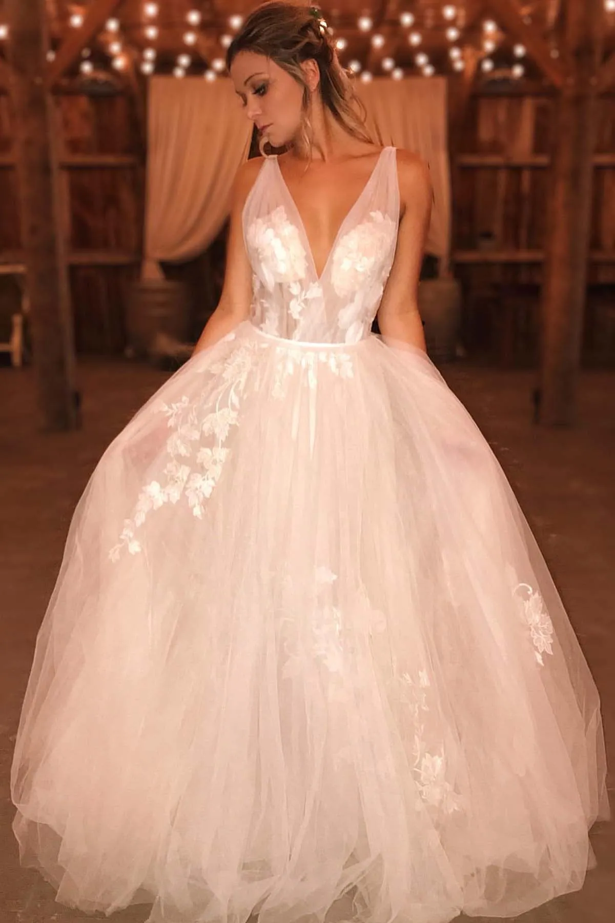 A-line V-neck Boho Wedding Dresses Applique Tulle Bridal Gown OW654