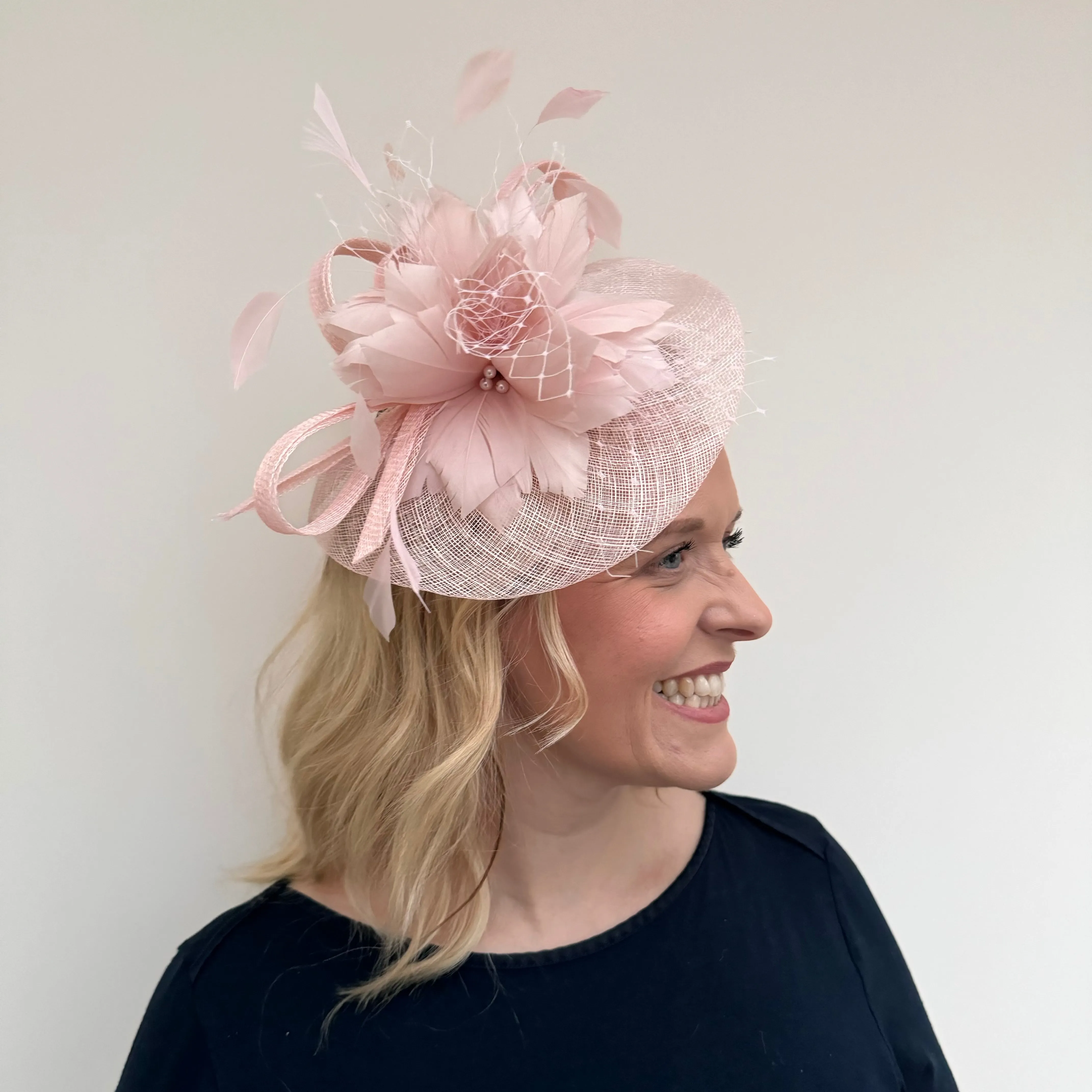 JBees JB18/040 Fascinator with net in Pinks